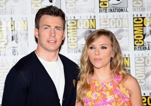 Chris Evans y Scarlett Johansson durante el panel de "Captain America: The Winter Soldier"